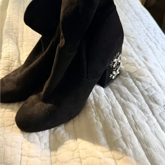 Target Black Heeled Boots with Floral Embellishments - Picture 5 of 6